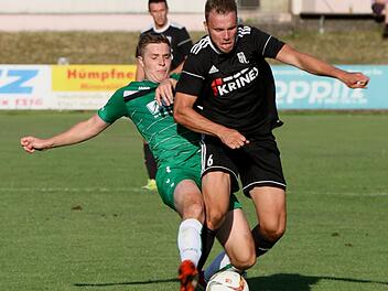 Thorsten Schlereth (rechts) hat in Sand verl&auml;ngert. Foto: G&uuml;nther Geiling