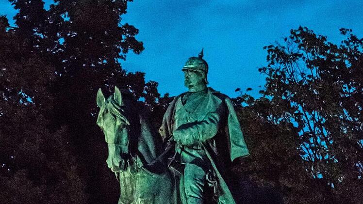 Impressionen vom Coburger Schlossplatzfest: angestrahltes Reiterdenkmal im HofgartenFoto: Jochen Berger