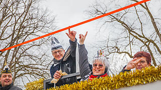 Tausende Narren und Närrinnen feierten auf der Straße