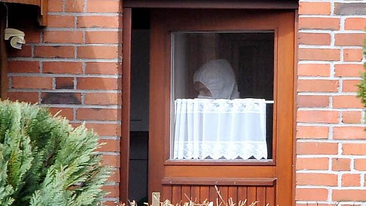 Ermittler der Spurensicherung arbeiten Foto: Karsten Sörensen/dpa