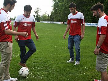 Sie spielen auch in Sportvereinen Fußball (von links): Selcuk Akbas, Ensar Karapinar, Coskun Kobal und Yakup Karapinar. Foto: Veronika Schadeck