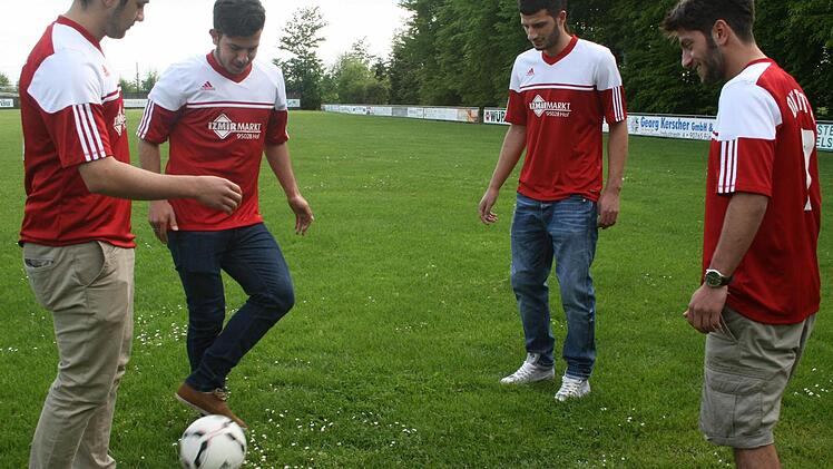 Sie spielen auch in Sportvereinen Fußball (von links): Selcuk Akbas, Ensar Karapinar, Coskun Kobal und Yakup Karapinar. Foto: Veronika Schadeck