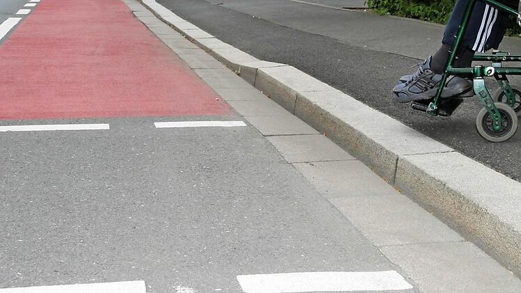 Widersinnig: An der Parkplatzzufahrt in der Hardenbergstraße ist der Bordstein abgeflacht, am Fußgängerüberweg dafür extra hoch.