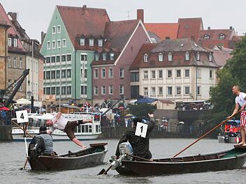 Dominik Kropf von der Unteren Fischer- und Schifferzunft besiegt Karl Randler von den Schlierseer Buam Foto: RiegerPress