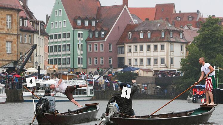Dominik Kropf von der Unteren Fischer- und Schifferzunft besiegt Karl Randler von den Schlierseer Buam Foto: RiegerPress