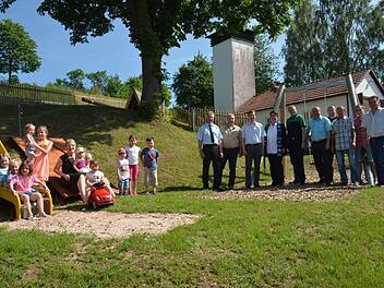 Groß und Klein, Ehrengäste und Idealisten der Feuerwehr freuen sich über die Eröffnung des neu gestalteten Spielplatzes in Wötzelsdorf. Pfarrerin Alina Ellgring (Siebente von rechts) sprach den Segen.  Foto: Hofmann