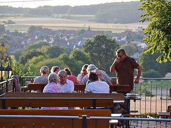 Der Schmausenkeller bei Reundorf im Landkreis Bamberg bietet einen prachtvollen Blick ins Tal und auf die Ortschaft.  Foto: Ronald Rinklef