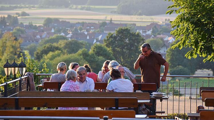 Der Schmausenkeller bei Reundorf im Landkreis Bamberg bietet einen prachtvollen Blick ins Tal und auf die Ortschaft.  Foto: Ronald Rinklef