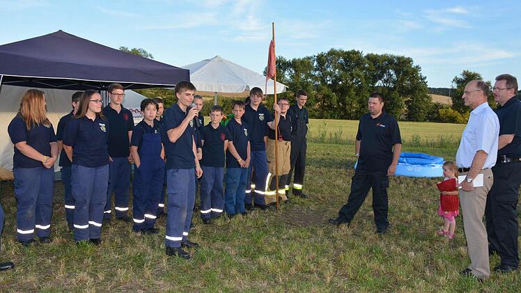 KBR Ralf Dressel, Landrat Wilhelm Schneider und Kreisjugendwart Johannes Krines (v. r.) ließen es sich nicht nehmen, jede einzelne Jugendfeuerwehr an den Zelten zu begrüßen - hier die Jugendfeuerwehr Zeil.  Foto: Schmidt