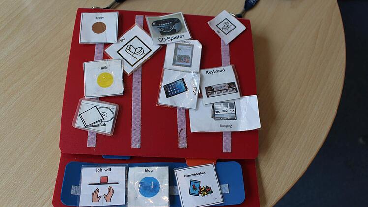 Das sogenannte PECS-Buch: Hier sucht sich der Sch&uuml;ler zu dem, was er sagen m&ouml;chte kleine Bildchen zusammen.  Foto: Lisa Kieslinger