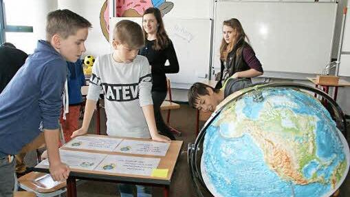 Mit dem 3D-Globus einmal um die Welt und zum Ziel: Das war die Herausforderung im Quiz "Geographie zum Anfassen". Fotos: Sabine Weinbeer
