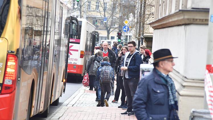 Mittlerweile sind die Busse wieder von der Willy-Lessing-Straße (Bild) zum ZOB zurückgekehrt. Der Alarm wegen einer Bombendrohung wurde aufgehoben.   Foto: Ronald Rinklef