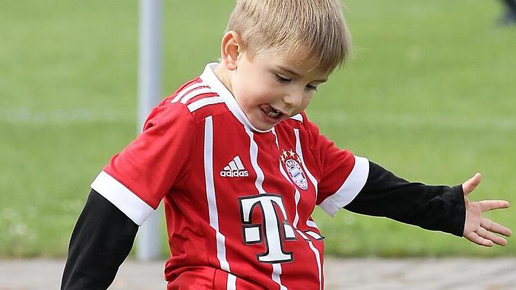 Vor dem Spiel machten wärmten sich nicht nur beide Mannschaften, sondern auch der kleine Lenny (4 Jahre) auf.
