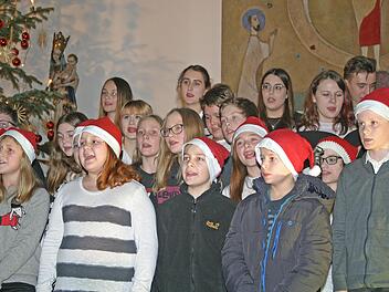 Gemeinsam Singen macht Spaß: Das untermauerten alle Teilnehmer des   Weihnachtskonzerts des Gymnasiums Burgkunstadt in der Kirche von Regens Wagner. Foto: Christian Voll