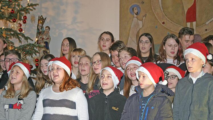 Gemeinsam Singen macht Spaß: Das untermauerten alle Teilnehmer des   Weihnachtskonzerts des Gymnasiums Burgkunstadt in der Kirche von Regens Wagner. Foto: Christian Voll
