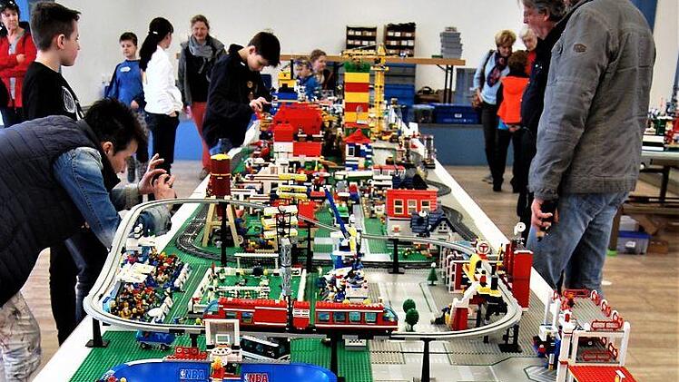 Eine 13 Meter lange Lego-Stadt wurde von den Ferienkindern erbaut. Foto: Sigismund von Dobschütz