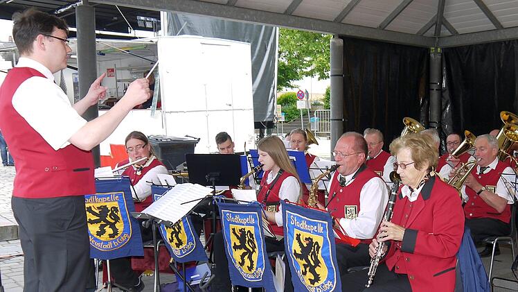 Die Stadtkapelle spielte zum Auftakt den  "Coburger Marsch".