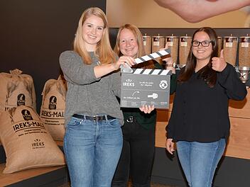 Film ab! Franziska Schmid, Isabella Greulich und Laura Schuck hatten beim Siegervideo die Fäden in der Hand. Sie sind einige der klugen Köpfe hinter der Kamera, die sich um alles Organisatorische, die Drehorte und Interviewpartner gekümmert haben. Foto: Dagmar Besand