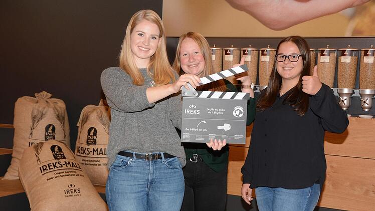 Film ab! Franziska Schmid, Isabella Greulich und Laura Schuck hatten beim Siegervideo die Fäden in der Hand. Sie sind einige der klugen Köpfe hinter der Kamera, die sich um alles Organisatorische, die Drehorte und Interviewpartner gekümmert haben. Foto: Dagmar Besand