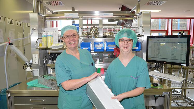 Pia Ehrsam und Mareike Gottschalk in der Sterilisationsabteilung  Fotos: Integra Mensch
