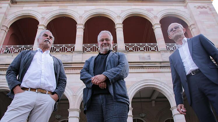 Die Architekten Christian Teichmann (von links), Rainer Kriebel und Siegbert Wagner orientieren sich bei der Gestaltung des Kurparkresorts auch am Arkadenbau (Hintergrund). Foto: Benedikt Borst