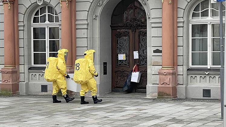 Zwei Einsatzkräfte nähern sich dem verdächtigen Gegenstand.