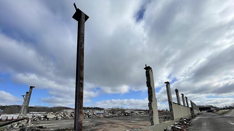 Der  Abriss der Gebäude der  ehemaligen Philipp Vorndran Holzwerke hat längst begonnen. Foto: Sebastian Schmitt