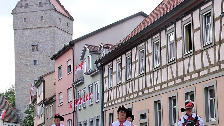 Ein beeindruckendes Bild bildet der Umzug der Heimatspiel-Teilnehmer vom oberen Tor zum Anger.