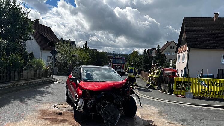 Auto knallt in Feuerwehrfahrzeug auf Einsatzfahrt