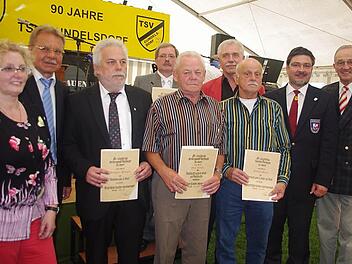 Beim Festkommers gab es auch BLSV-Ehrungen für langjährige Funktionäre. Das Bild zeigt (von links) Stadträtin Marina Schmitt, Bürgermeister Wolfgang Beiergrößlein, Stephan Porzelt, Uwe Löffler, Otto Kestel, Dritten Bürgermeister Hans Simon, Erhard Mayer, Ortssprecher Werner Reinhardt und BLSV-Kreisvorsitzenden Karl H. Fick. Fotos: Heike Schülein