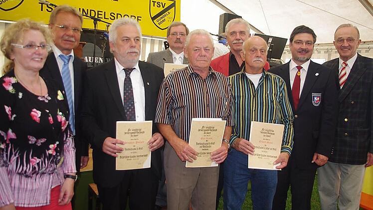 Beim Festkommers gab es auch BLSV-Ehrungen für langjährige Funktionäre. Das Bild zeigt (von links) Stadträtin Marina Schmitt, Bürgermeister Wolfgang Beiergrößlein, Stephan Porzelt, Uwe Löffler, Otto Kestel, Dritten Bürgermeister Hans Simon, Erhard Mayer, Ortssprecher Werner Reinhardt und BLSV-Kreisvorsitzenden Karl H. Fick. Fotos: Heike Schülein
