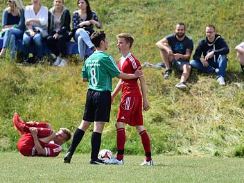Gesprächsbedarf: In dieser Szene geraten der Bischofsheimer Fabian Rott (links) und Lukas Müller vom TSV Reiterswiesen aneinander. Die Auseinandersetzung zwischen den beiden Vereinen wird nun vor dem Sportgericht fortgeführt. Foto: Anand Anders