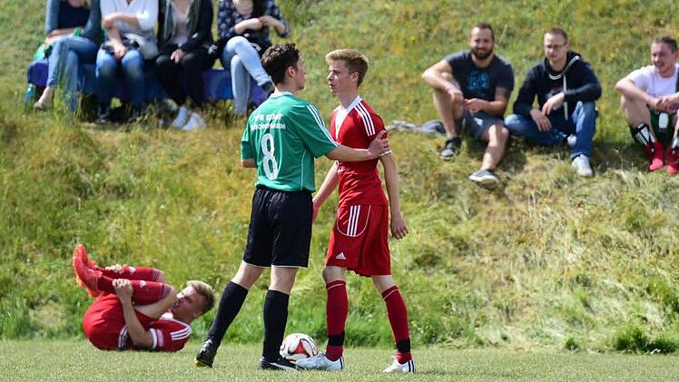 Gesprächsbedarf: In dieser Szene geraten der Bischofsheimer Fabian Rott (links) und Lukas Müller vom TSV Reiterswiesen aneinander. Die Auseinandersetzung zwischen den beiden Vereinen wird nun vor dem Sportgericht fortgeführt. Foto: Anand Anders