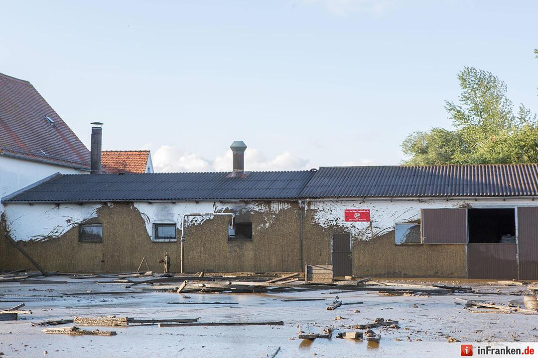 Güllebehälter platzt in Unterasbach
