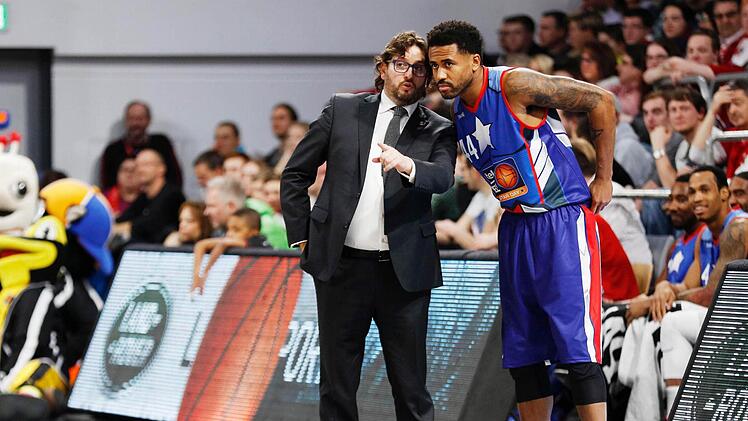 Andrea Trinchieri, Trainer der internationalen Auswahl, im Gespräch mit Bryce Taylor von den Münchner Bayern.