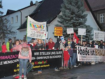 Mit Transparenten und Trillerpfeifen demonstrierten am Donnerstagabend 200 AfD-Gegner friedlich vor dem Neudrossenfelder Bräuwerck. Foto: Stephan Tiroch