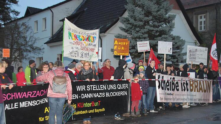 Mit Transparenten und Trillerpfeifen demonstrierten am Donnerstagabend 200 AfD-Gegner friedlich vor dem Neudrossenfelder Bräuwerck. Foto: Stephan Tiroch