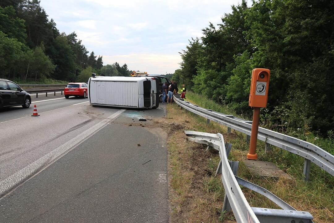 Transporter mit Anhänger kippt auf A73 bei Bamberg um