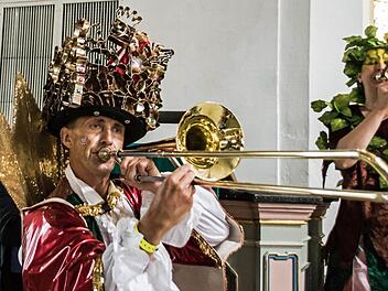 "König Keks" mit Posaune - den Kopfschmuck aus Ausstechformen hat der Leiter der "Quastenflosser", Oskar Lützow, selbst gebastelt.  Foto: Jochen Berger