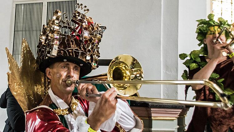 "König Keks" mit Posaune - den Kopfschmuck aus Ausstechformen hat der Leiter der "Quastenflosser", Oskar Lützow, selbst gebastelt.  Foto: Jochen Berger
