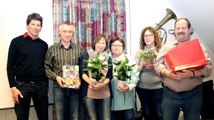 Wolfgang Niewelt verabschiedet Werner Meschede, Ute Maier, Jutta Reuß, Heike Haßler und Peter Persin (v. l.).   Foto: Richard Sänger