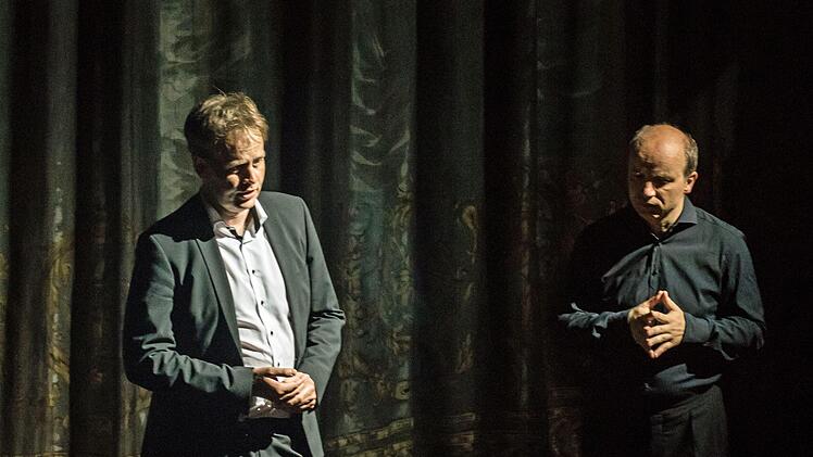 Vor dem geschlossenen Vorhang baten Kaufmännisches Direktor Fritz Frömming (links, Foto rechts unten) und Generalmusikdirektor Roland Kluttig um Verständnis.Foto: Jochen Berger