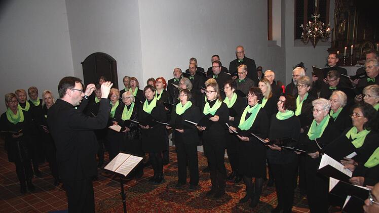 Gerald Fink und der Herzo-Chor   Foto: Richard Sänger