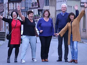 Sie blicken hoffnungsvoll in die Zukunft (von links): Christine Edelmann (Parfümerie), Susanne Mayr (Bäckerei, Konditorei und Café), Rosi Jörig (Fotostudio), Rainer Büschel (Augenoptik) und Heidi Aigner-Klob  (Fotostudio) führen seit Jahrzehnten ihre Unternehmen in Bad Staffelstein. Foto: Matthias Einwag