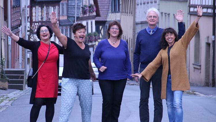 Sie blicken hoffnungsvoll in die Zukunft (von links): Christine Edelmann (Parfümerie), Susanne Mayr (Bäckerei, Konditorei und Café), Rosi Jörig (Fotostudio), Rainer Büschel (Augenoptik) und Heidi Aigner-Klob  (Fotostudio) führen seit Jahrzehnten ihre Unternehmen in Bad Staffelstein. Foto: Matthias Einwag