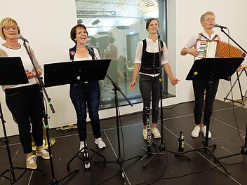 Die vier Powerfrauen Kaufmannsware sorgten in Thundorf für Stimmung. Foto: Philipp Bauernschubert