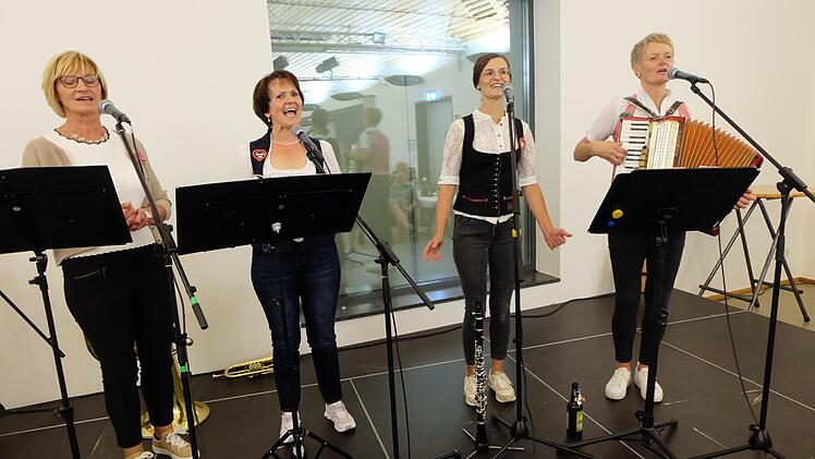 Die vier Powerfrauen Kaufmannsware sorgten in Thundorf für Stimmung. Foto: Philipp Bauernschubert