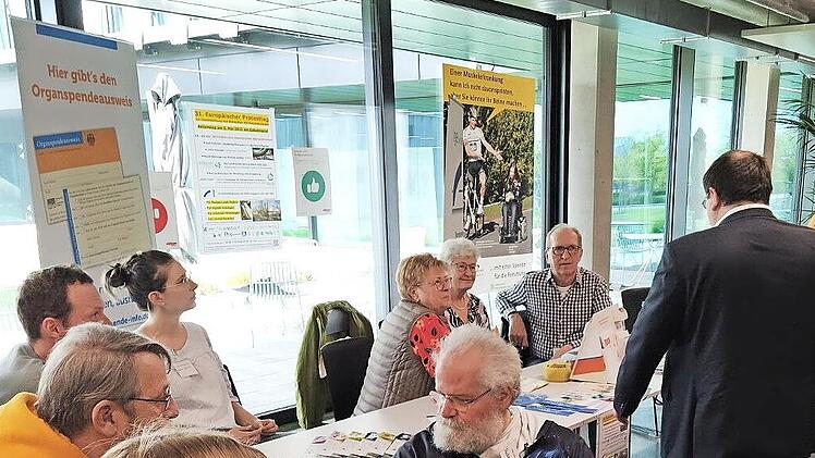 Am Arge-Stand informiert sich Hallstadts Bürgermeister Söder beim Inklusionsmesse-Rundgang.
