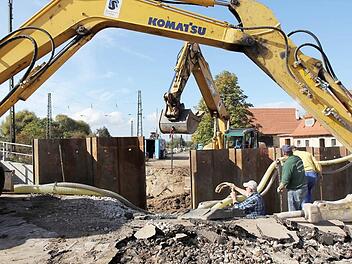 Die Erdarbeiten stehen vor dem  Abschluss, nächste Woche soll mit dem Brückenbau begonnen werden. Foto: Michael Gründel
