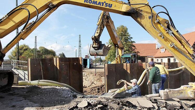 Die Erdarbeiten stehen vor dem  Abschluss, nächste Woche soll mit dem Brückenbau begonnen werden. Foto: Michael Gründel